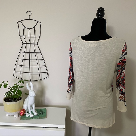 Intricate red and navy print cream top. - Picture 4 of 7